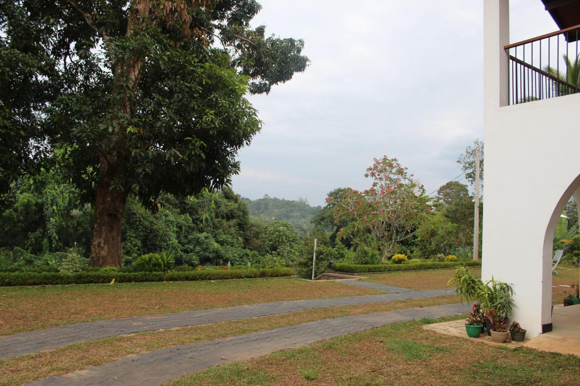 Villa Nilmalee Gampola Exterior photo